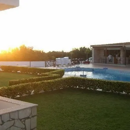 Mareva Apartment *